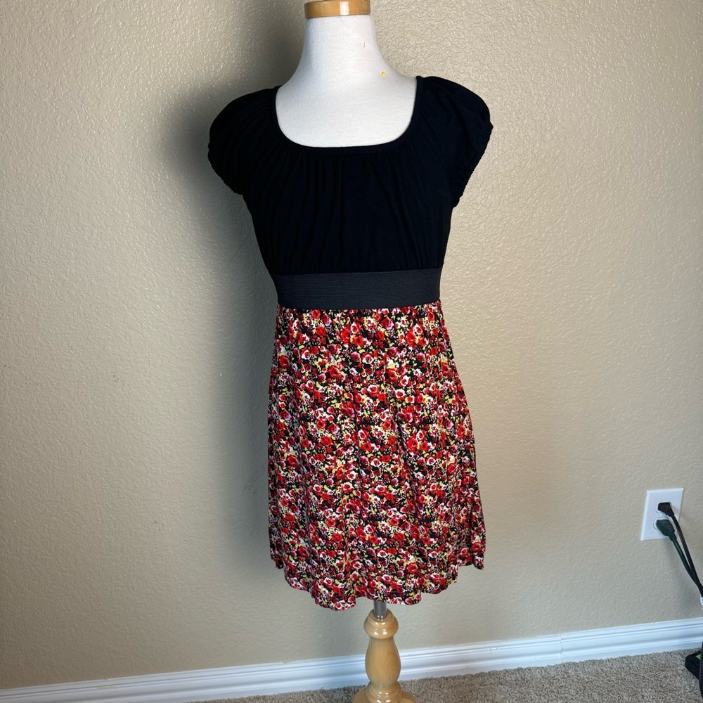 GIRLS Size XL 12-14 Black Floral short sleeve dress elastic waist Poly blend